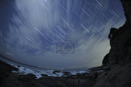 Téléchargez les photos : Ciel nocturne, étoiles et plage de rochers - en image libre de droit
