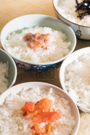 Foto de Tazones de arroz con pescado y algas en la mesa - Imagen libre de derechos