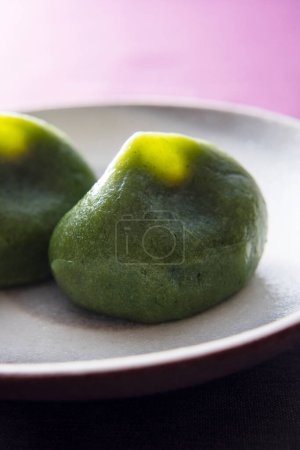 Téléchargez les photos : Matcha Mochi dessert japonais. Boules de riz vert doux - en image libre de droit