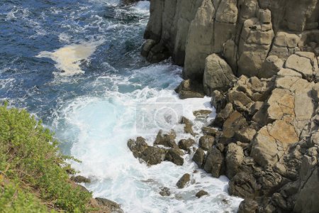 Téléchargez les photos : Beau fond marin avec côte rocheuse. Nature, voyage. - en image libre de droit