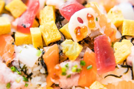 Téléchargez les photos : Vue rapprochée de délicieux plats asiatiques. Salade avec omelette, caviar, poisson et fruits de mer - en image libre de droit