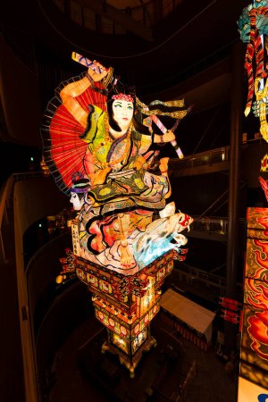 Téléchargez les photos : Lanterne traditionnelle arty lumineux dans le temple japonais - en image libre de droit