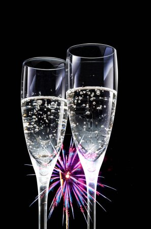 Téléchargez les photos : Verres à champagne avec feux d'artifice colorés - en image libre de droit