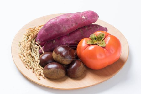 Téléchargez les photos : Légumes dans une assiette en bois. - en image libre de droit