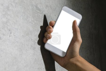 Téléchargez les photos : Main mâle tenant smartphone avec écran blanc. Concept de conception publicitaire et promotionnelle - en image libre de droit