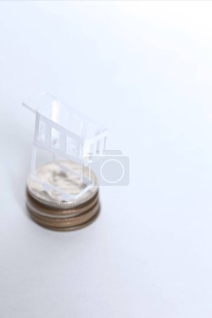 Foto de Finanzas y dinero concepto mini carrito de la compra y monedas - Imagen libre de derechos