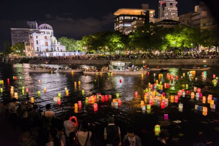 Téléchargez les photos : Obon Festival, colorful lanterns floating on Lake Shinji, Matsue, Japan - en image libre de droit