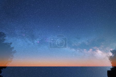 Foto de Hermoso cielo estrellado fondo. galaxia de la vía láctea. - Imagen libre de derechos