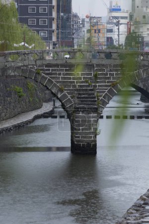 Puente Megane (Puente de gafas) en Nagasaki, Japón sobre el río Nakashima 