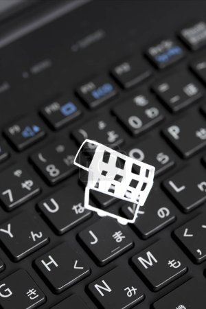 Foto de Internet concepto de compras en línea con teclado con carrito de compras - Imagen libre de derechos