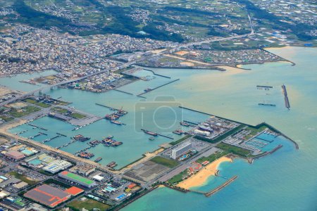 Téléchargez les photos : Vue aérienne de la mer et de la ville d'Itoman dans la préfecture d'Okinawa, Japon. - en image libre de droit