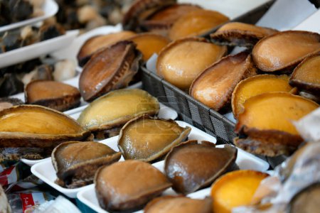 Téléchargez les photos : Huîtres cuites sur le marché, cuisine traditionnelle japonaise - en image libre de droit