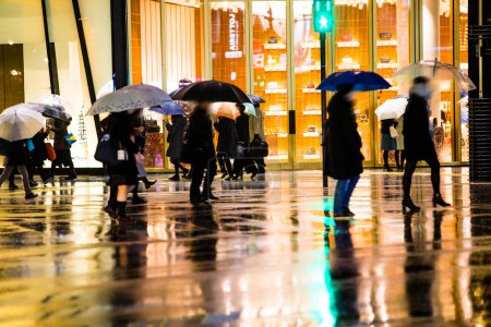 Téléchargez les photos : Les gens dans la rue pendant les jours de pluie - en image libre de droit