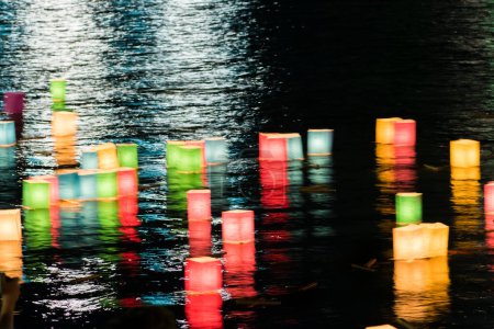 Festival de Obon, linternas de colores flotando en el lago Shinji, Matsue, Japón