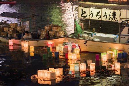 Foto de Festival de Obon, linternas de colores flotando en el lago Shinji, Matsue, Japón - Imagen libre de derechos