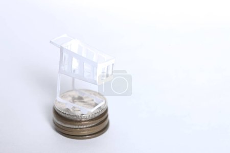 Foto de Finanzas y dinero concepto mini carrito de la compra y monedas - Imagen libre de derechos