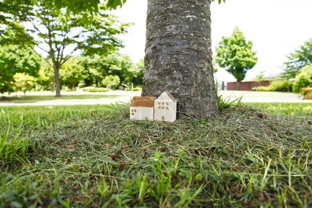 Foto de Pequeñas casas modelo en el fondo de hierba. - Imagen libre de derechos
