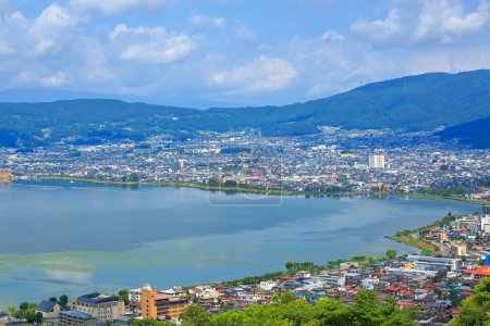 Foto de Vista del lago Suwa en las montañas Kiso, en la región central de la prefectura de Nagano, Japón - Imagen libre de derechos