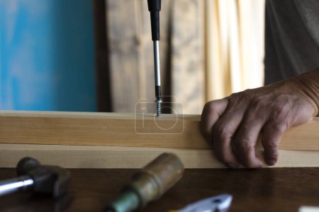 Téléchargez les photos : Vue rapprochée d'un menuisier travaillant sur table à un atelier industriel - en image libre de droit