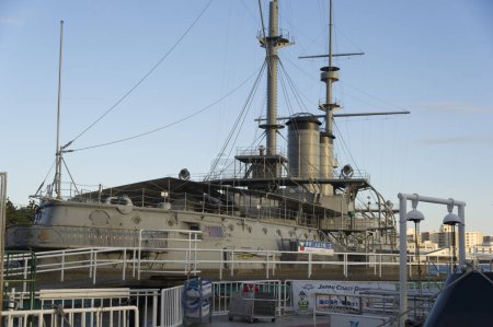 Téléchargez les photos : A View of the Stern of IJN Battleship "Mikasa", with its Sternwalk (Balcony) and Original Ship-name Plate ; the Ship Is Now Preserved as a Museum Ship. - en image libre de droit