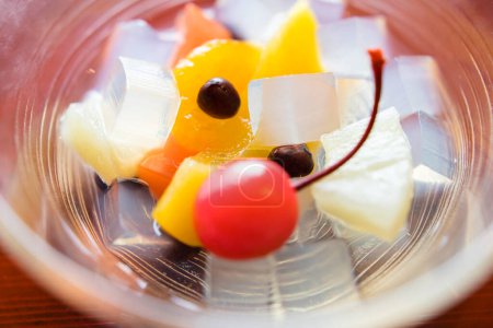 Téléchargez les photos : Vue rapprochée de dessert sucré savoureux. Salade de fruits avec gelée et fruits - en image libre de droit