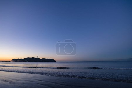 Téléchargez les photos : Magnifique coucher de soleil sur l'océan avec silhouette du phare - en image libre de droit