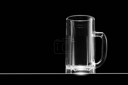 Foto de Vaso de cerveza vacío fondo negro con espacio para texto - Imagen libre de derechos