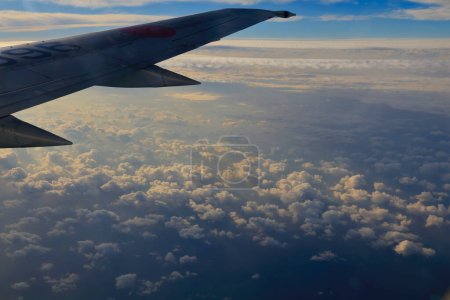 Téléchargez les photos : Belle vue d'une aile d'avion volant au-dessus des nuages - en image libre de droit