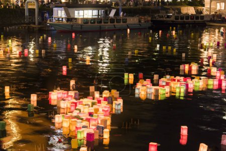 Festival Obon, lanternes colorées flottant sur le lac Shinji, Matsue, Japon
