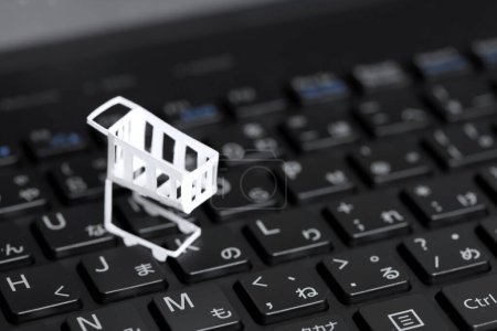 Téléchargez les photos : Internet concept d'achat en ligne avec clavier avec panier - en image libre de droit