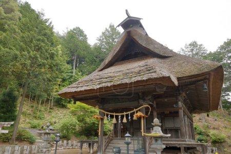 Téléchargez les photos : Vieille maison traditionnelle japonaise avec toit de chaume - en image libre de droit