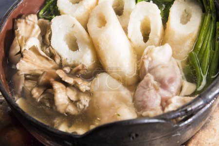 Téléchargez les photos : Vue rapprochée de délicieux plats asiatiques, soupe avec viande de poulet, herbes, racines et champignons - en image libre de droit
