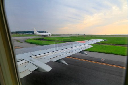 Foto de Ala de un avión aterrizando en el aeropuerto, Japón - Imagen libre de derechos