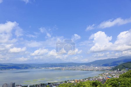 Blick auf den Suwa-See im Kiso-Gebirge, in der zentralen Region der Präfektur Nagano, Japan