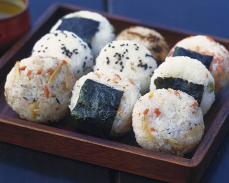 Téléchargez les photos : Ensemble de sushi dans une assiette en bois - en image libre de droit