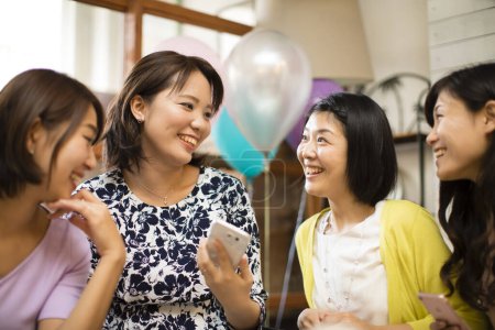 Téléchargez les photos : Heureuses femmes asiatiques parlant à la fête d'anniversaire - en image libre de droit