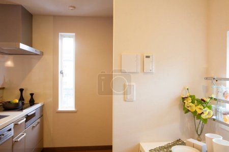 Foto de Un cuarto de baño con inodoro, lavabo y ventana - Imagen libre de derechos
