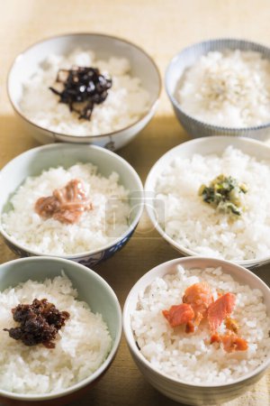 Foto de Tazones de arroz con pescado y algas en la mesa - Imagen libre de derechos