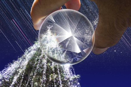 Foto de Mano de hombre sosteniendo una bola de cristal - Imagen libre de derechos