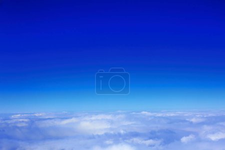 Téléchargez les photos : Vue aérienne au-dessus des nuages Fond flou de l'avion. - en image libre de droit