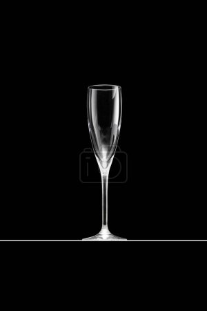 Téléchargez les photos : Verre à champagne vide sur fond noir - en image libre de droit