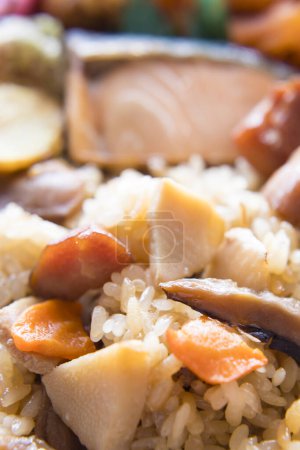 Téléchargez les photos : Vue rapprochée de délicieux plats asiatiques. Riz aux légumes, fruits de mer et poissons - en image libre de droit