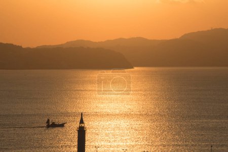 Téléchargez les photos : Vue magnifique coucher de soleil sur mer calme - en image libre de droit
