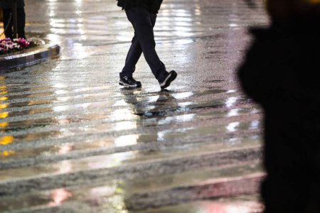 Téléchargez les photos : Les gens marchant dans la rue pendant les jours de pluie - en image libre de droit