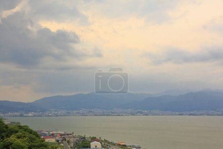 Foto de Vista al atardecer del lago Suwa en las montañas Kiso, en la región central de la prefectura de Nagano, Japón - Imagen libre de derechos