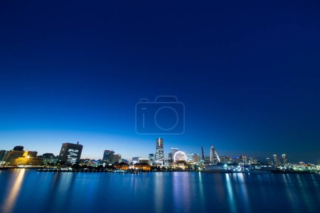 Foto de Vista nocturna del horizonte de la ciudad oscura y el puerto - Imagen libre de derechos
