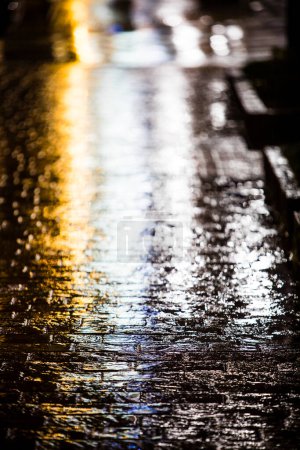 Téléchargez les photos : Vue floue abstraite de la route avec les gouttes de pluie - en image libre de droit