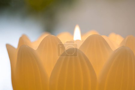 Foto de Primer plano de una vela en forma de flor ardiente - Imagen libre de derechos