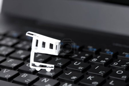 Téléchargez les photos : Concept de shopping en ligne. clavier avec panier - en image libre de droit