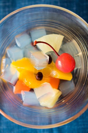 Téléchargez les photos : Vue rapprochée de dessert sucré savoureux. Salade de fruits avec gelée et fruits - en image libre de droit